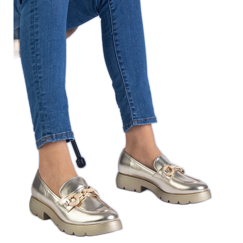 Chaussures classiques dorées avec décoration dorée d'or
