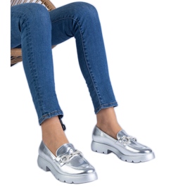 Chaussures classiques en argent avec un ornement