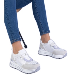 Baskets pour femmes blanches avec une insertion métallique