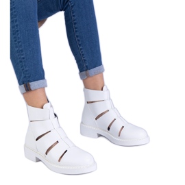 Bottes blanches avec écos avec des découpes à thèmes plates