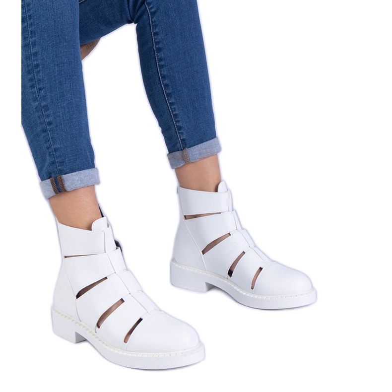 Bottes blanches avec écos avec des découpes à thèmes plates
