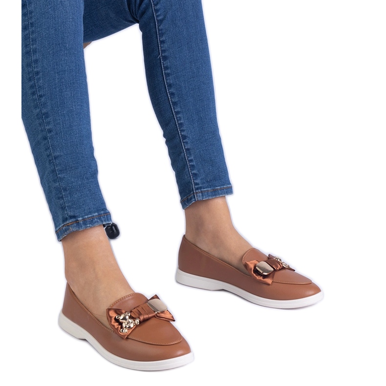 Mocassins bruns décorés d'un arc et d'un ours en peluche doré