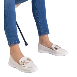 Mocassins beige décorés d'un arc et d'un ours en peluche doré Mocassins beige décorés d'un arc et d'un ours en peluche doré