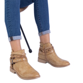 Bottes plates brunes avec une découpe et une boucle