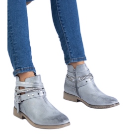 Bottes plates argentées avec une découpe et une boucle