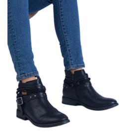 Bottes plates noires avec une découpe et une boucle le noir Bottes plates noires avec une découpe et une boucle le noir