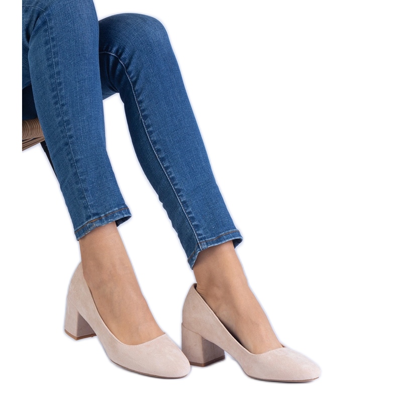 Pompes beige d'Ekozamsz sur le poteau Pompes beige d'Ekozamsz sur le poteau