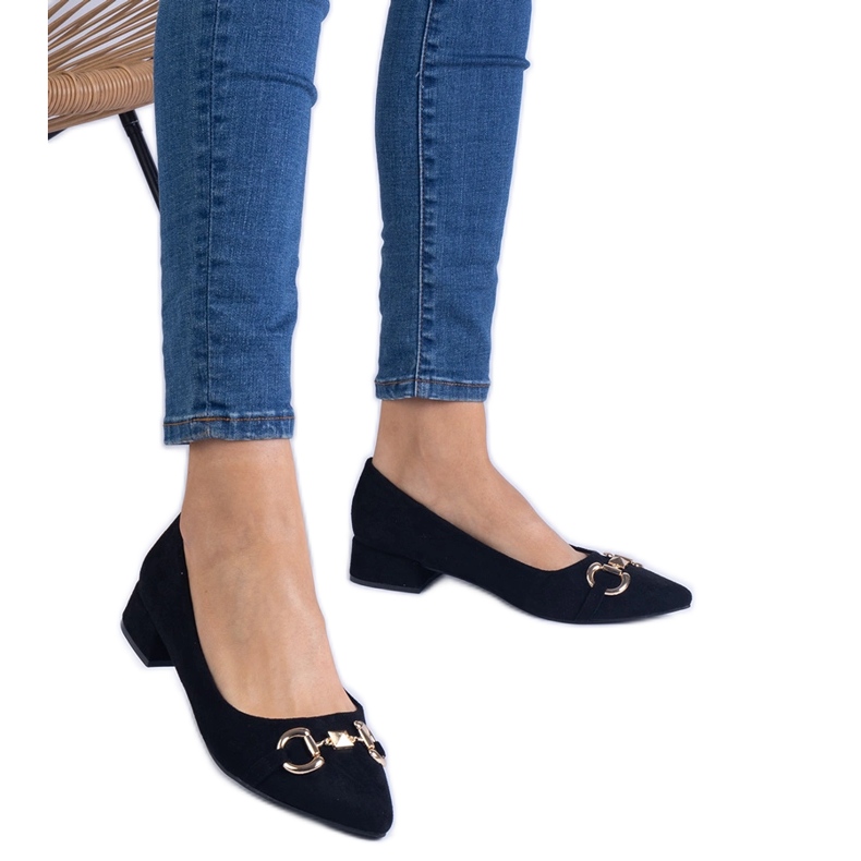 Pompes noires d'Ekozamsz avec une décoration dorée le noir