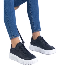 Baskets ouvertes noires sur une semelle massive