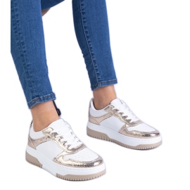 Baskets dorées sur une semelle épaisse