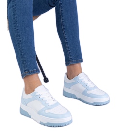 Baskets bleues sur une semelle épaisse