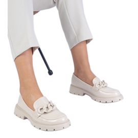 Boucages à verni beige avec une chaîne