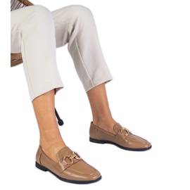 Mocassins de femmes brunes avec une décoration dorée