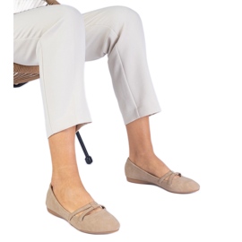 Ballerines féminines beiges avec une écaratre mate Ballerines féminines beiges avec une écaratre mate