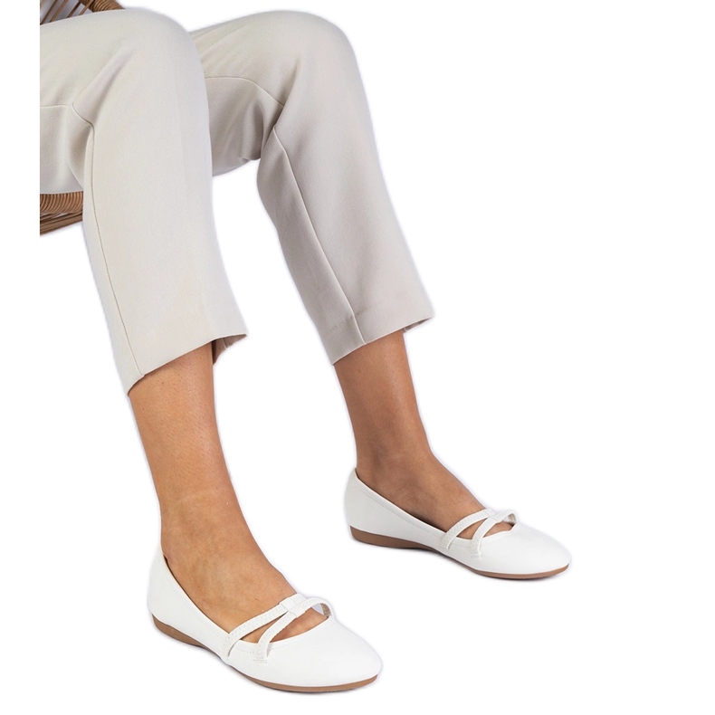 Ballerinas féminines blanches avec un écot de Matt