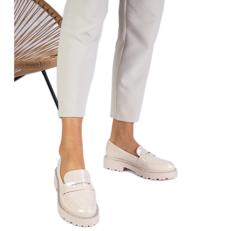 Mocassins vernis beiges décorés de zircons