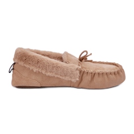 Les mocassins des femmes avec une fourrure beige Les mocassins des femmes avec une fourrure beige