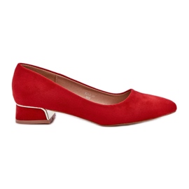 Pompes avec des talons bas et des orteils pointus rouges