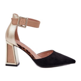 Sandales sur le pilier avec des orteils pointus noirs