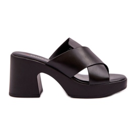 Flip léger-flip -flops sur le pilier en cuir écologique noir le noir