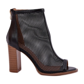 Sandales sur le pilier avec une tige noire