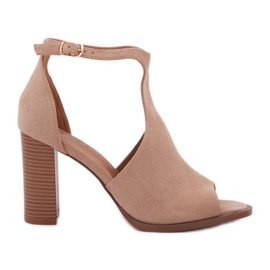Sandales sur l'éco en daim post beige Sandales sur l'éco en daim post beige
