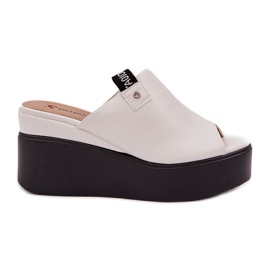 Pantoufles sur la plate-forme et un coin de cuir Eco White blanc