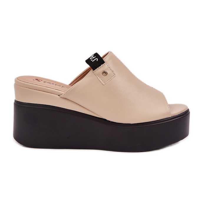 Slippers sur la plate-forme et coincer en cuir écologique beige