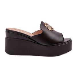 Pantoufles sur la plate-forme et coins avec une décoration noire