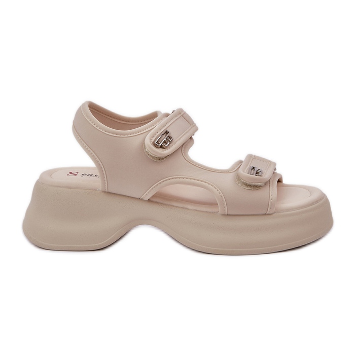 Sandales de matériaux légers sur la plate-forme beige légère