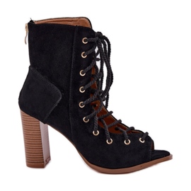 Sandales sur le poteau avec le laçage supérieur et noir