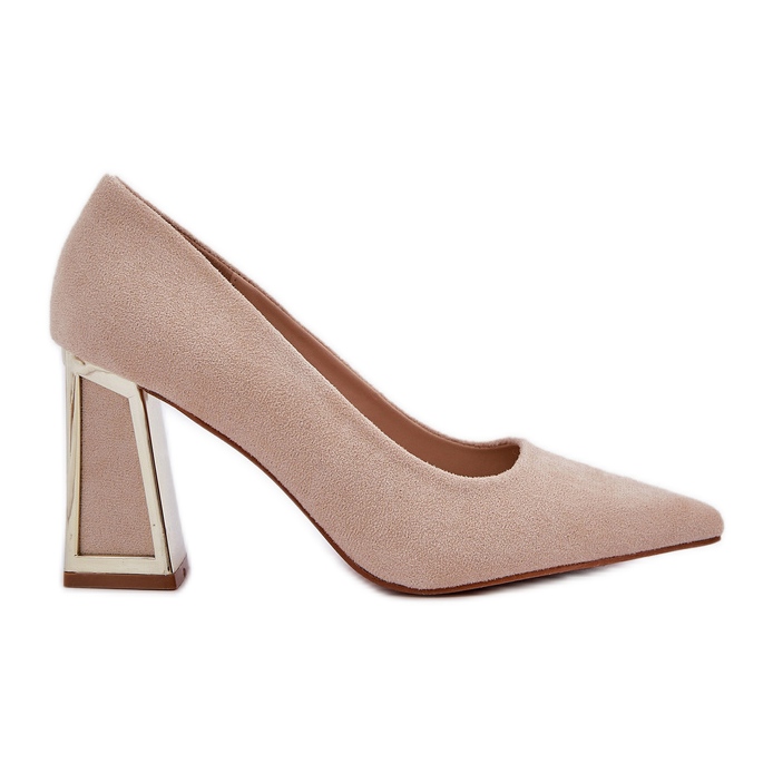 Pumps élégants sur le nez beige du pilier du pointeur