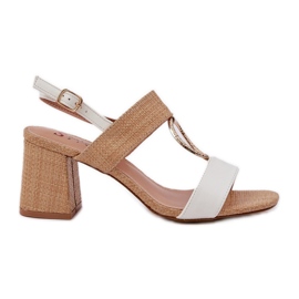 Sandales blanches sur le bar beige Sandales blanches sur le bar beige