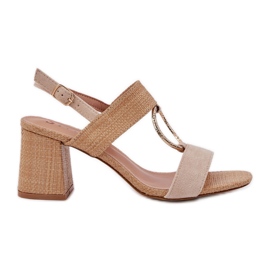 Sandales sur le bar talon beige Sandales sur le bar talon beige