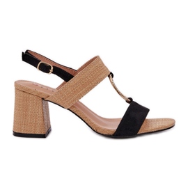 Sandales noires et beiges sur le bar