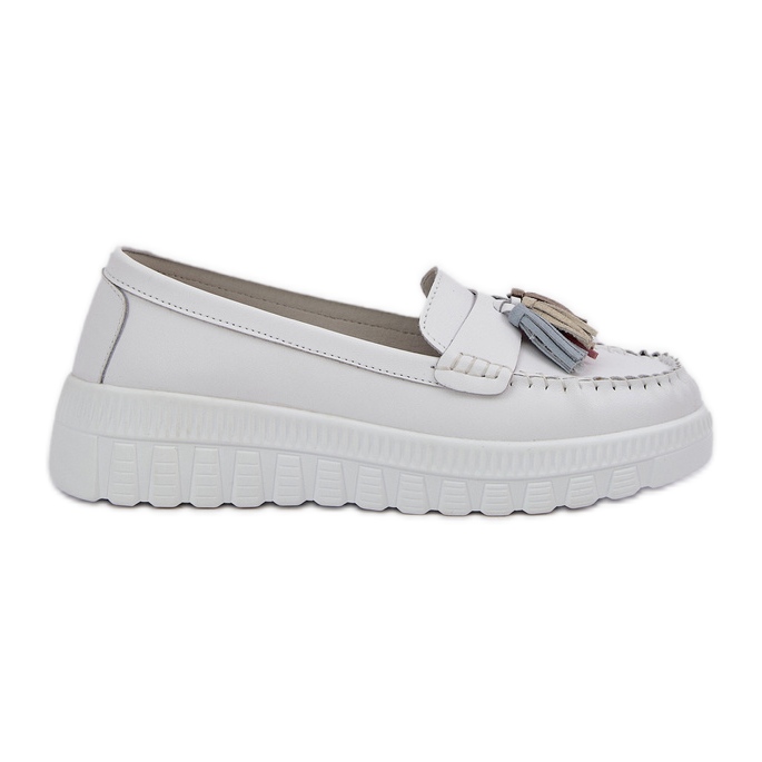 Mocassins en cuir féminin avec franges sur la plate-forme blanche Mocassins en cuir féminin avec franges sur la plate-forme blanche