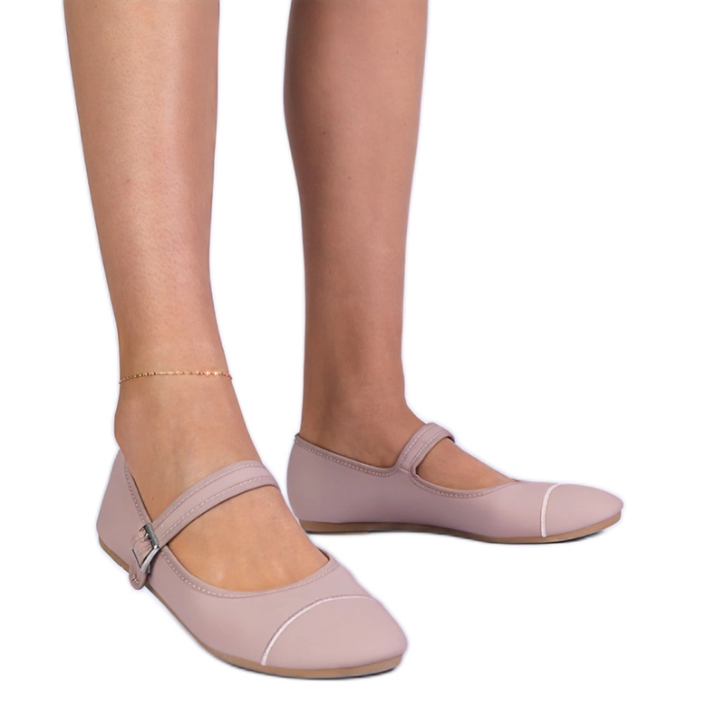Ballerines roses avec une finition mate fixée avec une boucle