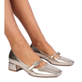 Pompes élégantes dorées décorées de zircons