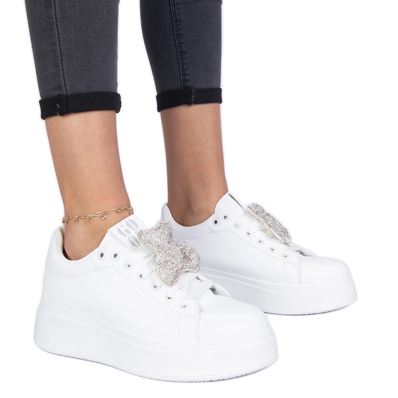 Sneakers pour femmes blanches décorées d'un ours en peluche en strass