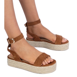 Sandales d'espadrilles bruns sur la plate-forme