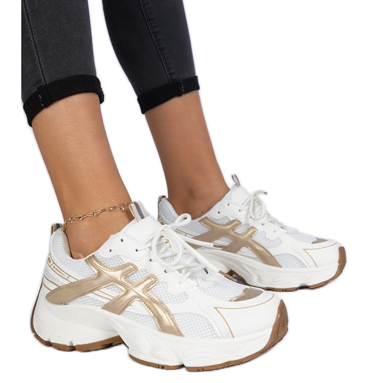 Baskets féminines beige sur une semelle massive