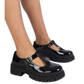 Chaussures noires sur la plate-forme verni le noir