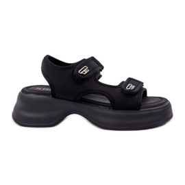 Sandales légères de matériaux sur la plate-forme noire