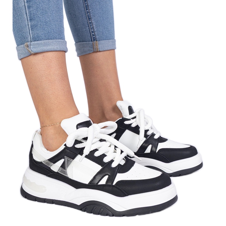 Baskets en noir et blanc avec lacets épais le noir