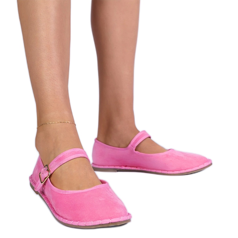 Ballerines féminines roses avec un fermoir
