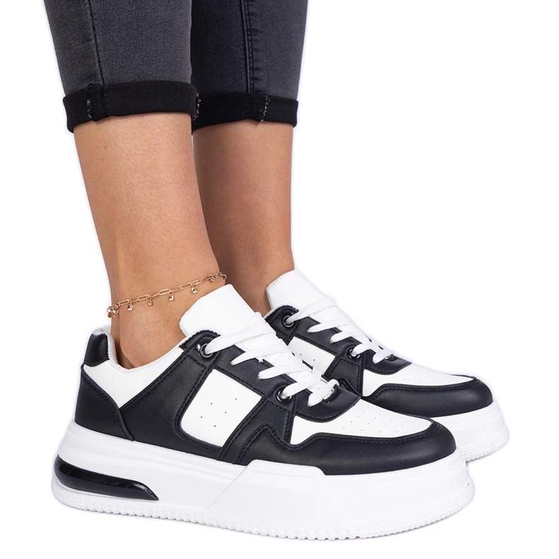 Baskets femme noires et blanches à semelle épaisse