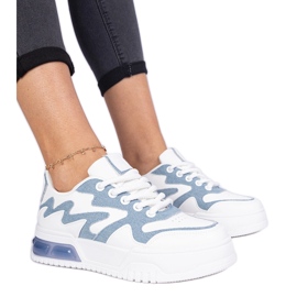 Baskets des femmes bleues avec un accessoire en jean blanc