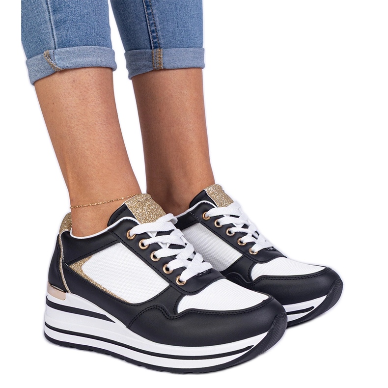 Baskets noires décorées de paillettes et d'un insert en métal le noir