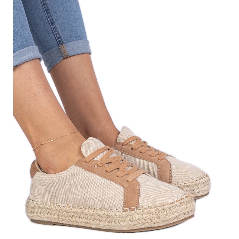 Espadrilles de dentelle des femmes brunes