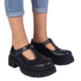 Chaussures noires sur la plate-forme écologique